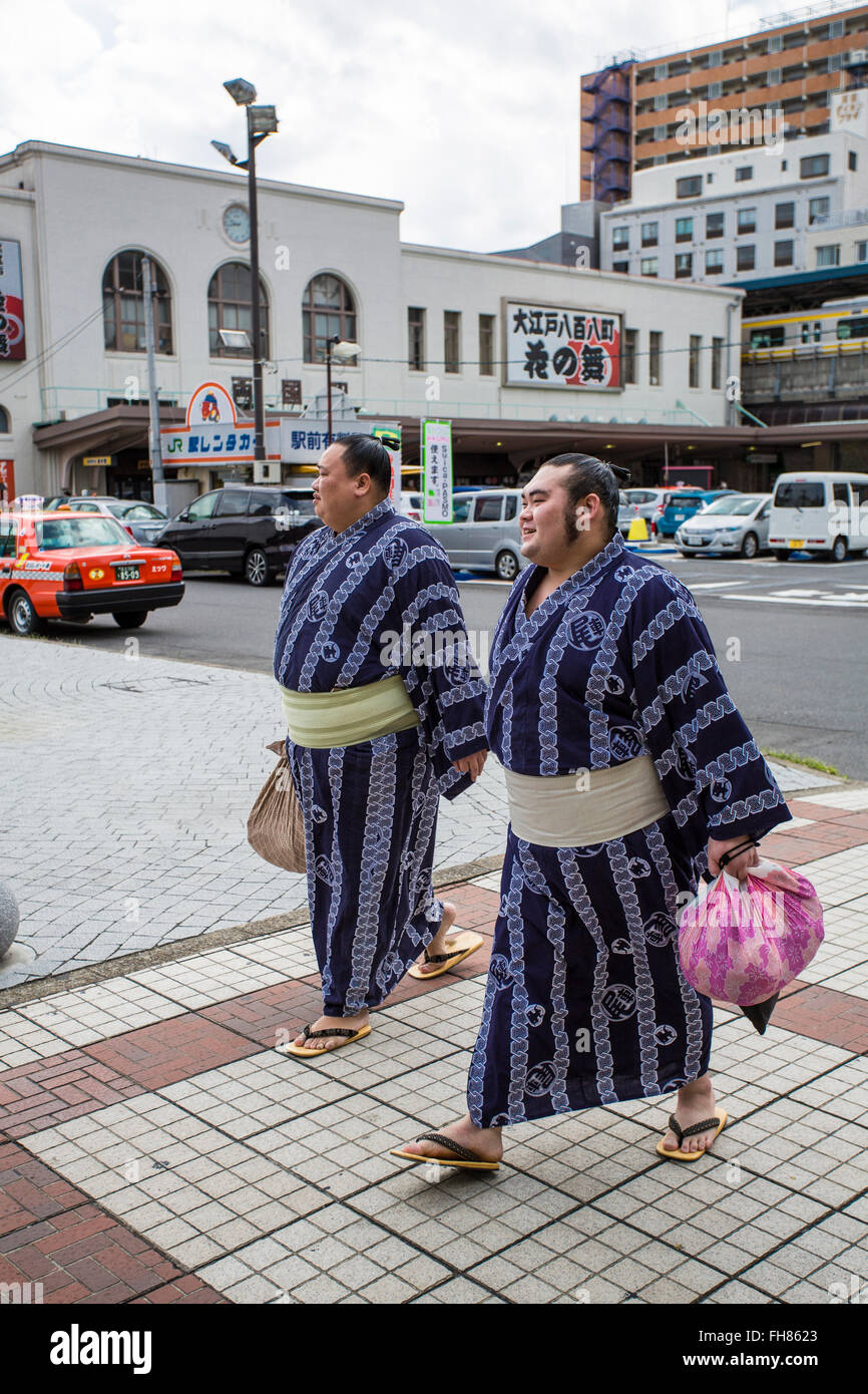 Zwei Sumo-Ringer gehen in Richtung der arena Stockfoto