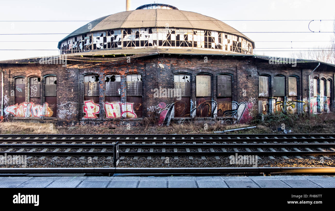 Exterieur des verlassenen Eisenbahn Bahnsteighalle und Plattenspieler Gebäude. Güterbahnhof Bahnhof Pankow, Berlin. Stockfoto