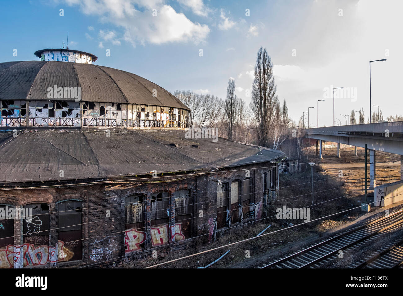 Exterieur des verlassenen Eisenbahn Bahnsteighalle und Plattenspieler Gebäude. Güterbahnhof Bahnhof Pankow, Berlin. Stockfoto