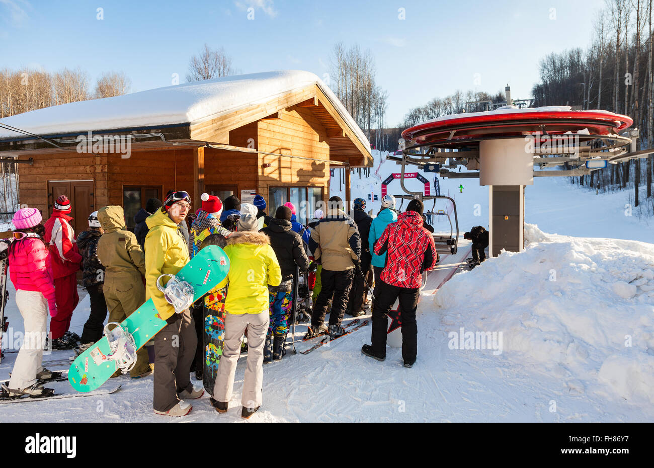 Menschen stehen in der Schlange am сhairlift in "Krasnaya Glinka" Mountain Ski Resort im winter Stockfoto