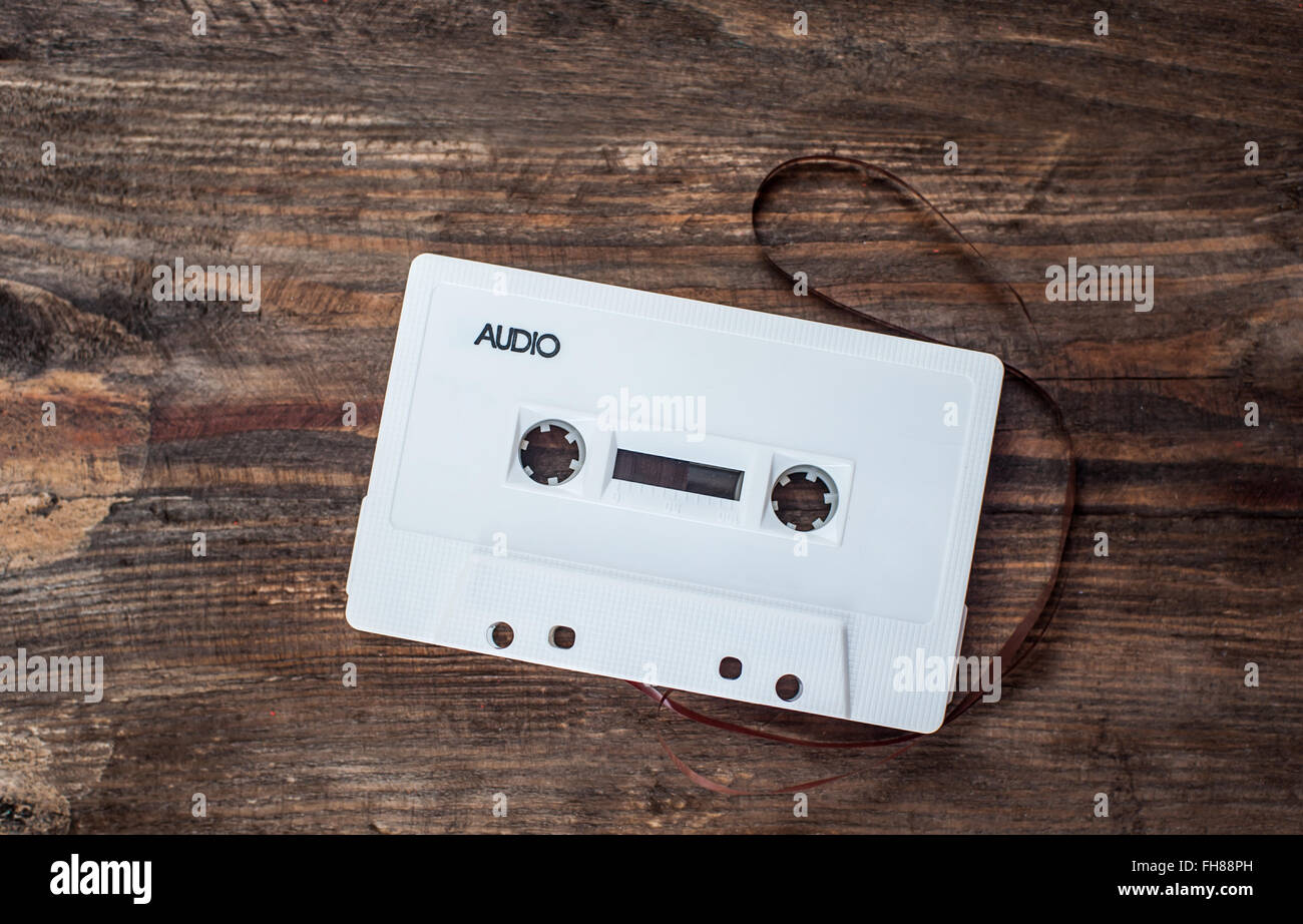 Weiße Musik Band auf einem hölzernen Hintergrund Stockfoto