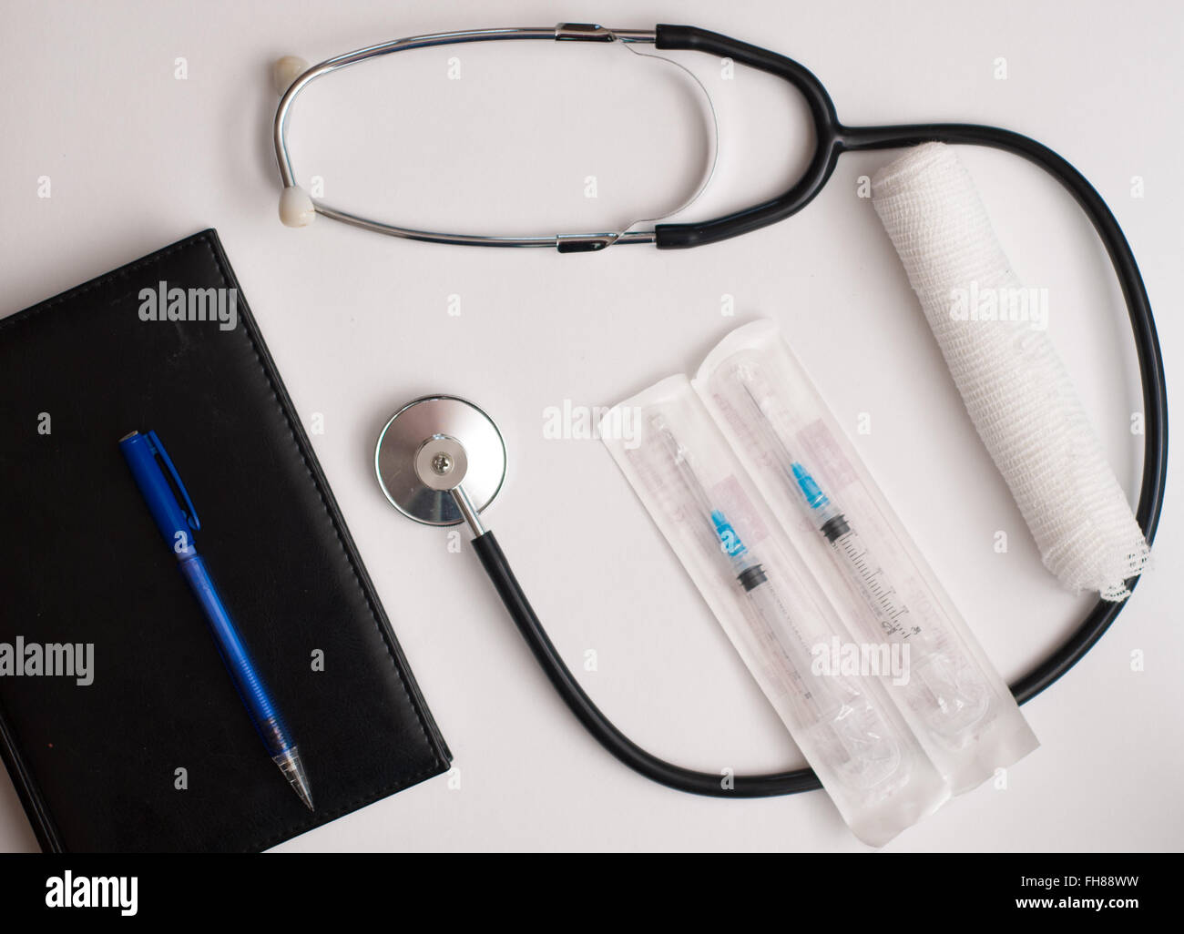 Medizinische Versorgung und Ausrüstung auf weißem Hintergrund Stockfoto