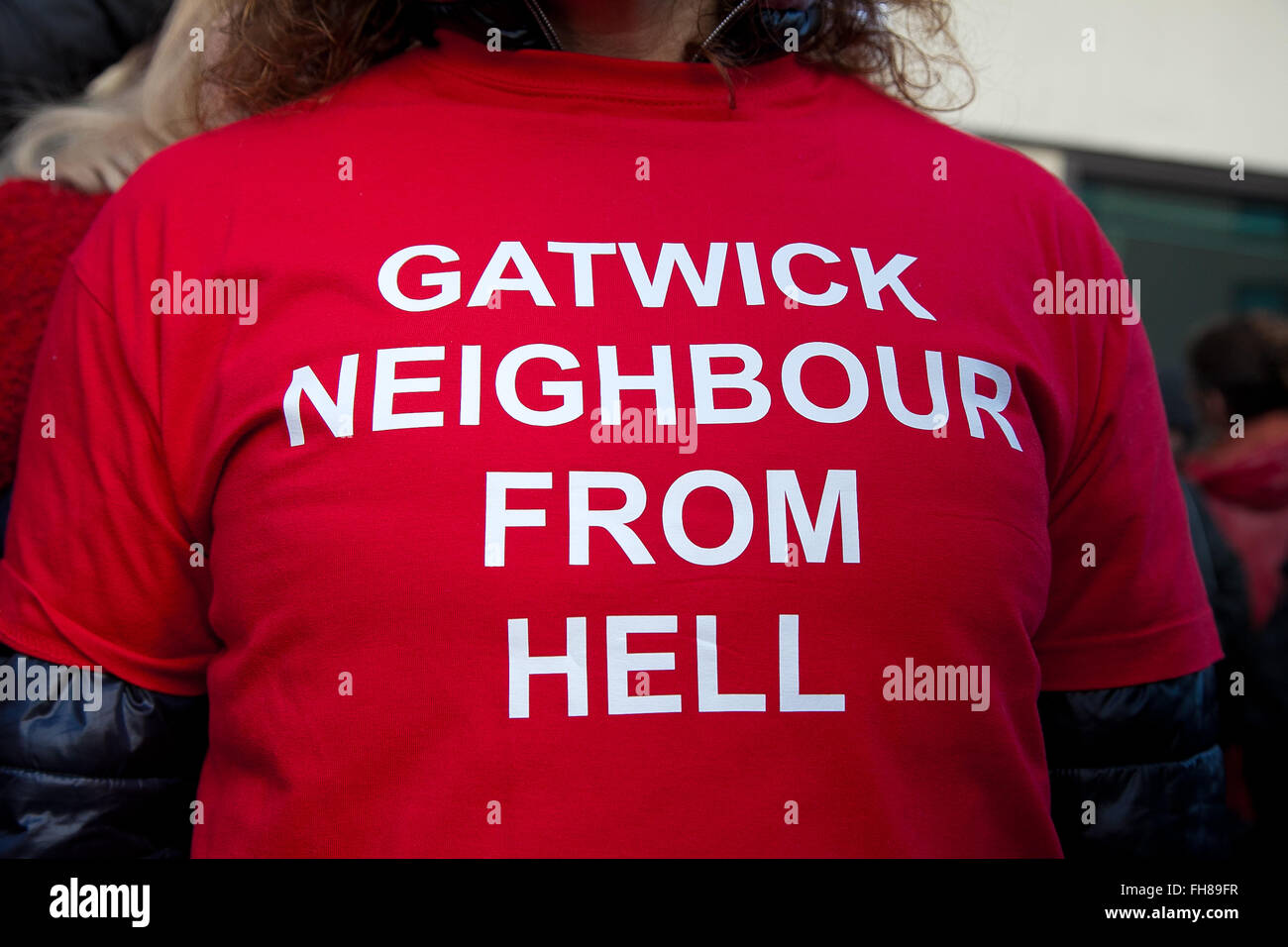 London, UK 24. Februar 2016. Politiker, Umweltschützer und lokalen Londoner Join zusammen in Willesden Magistrates' Court im Nordwesten von London zeigen Unterstützung für die Heathrow13, die protestieren gegen die Pläne für eine dritte Startbahn am Flughafen Heathrow. Die Heathrow13 sind am Hof zur endgültigen Verurteilung haben alle schuldig befunden schwerer Hausfriedensbruch und Eintritt in den Sicherheitsbereich von London Heathrow Airport (LHR) Nordbahn aus Protest gegen die Pläne für den Bau einer dritten Startbahn. Bildnachweis: Dinendra Haria/Alamy Live-Nachrichten Stockfoto