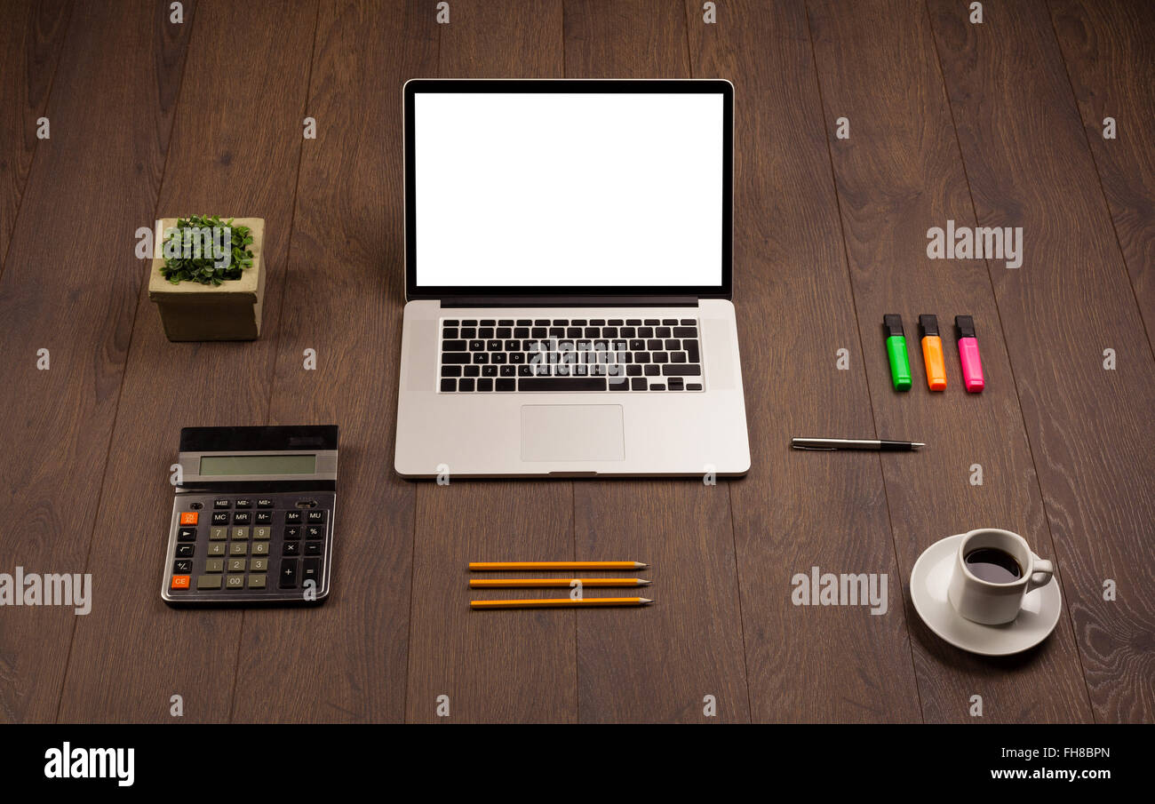 Schreibtisch mit Büromaterial und modernen Laptop weißen Hintergrund Stockfoto