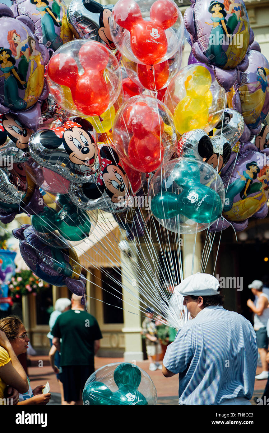 Reifer Mann arbeitet hart in den Vergnügungspark von Disney World in Orlando Florida - U.S. Stockfoto