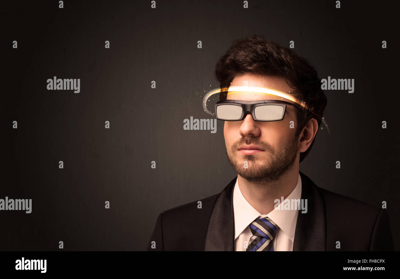 Gut aussehender Mann mit futuristischen High-Tech-Gläser Stockfoto