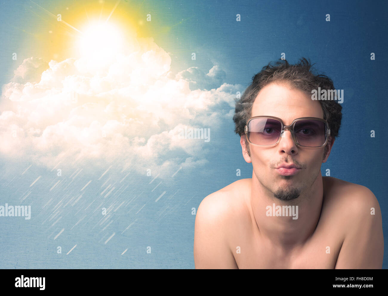 Junge Person, die mit Sonnenbrille auf Wolken und Sonne Stockfoto