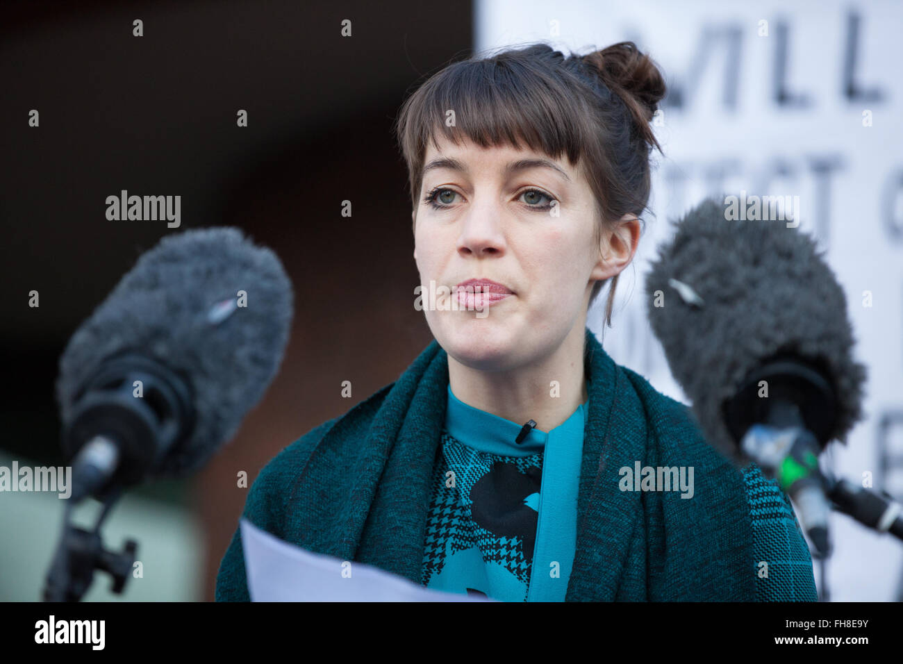 London, UK. 24. Februar 2016. Danielle Paffard liest eine Erklärung im Namen der 13 Plane Stupid Aktivisten vor Urteilsverkündung am Willesden Magistrates Court. Bildnachweis: Mark Kerrison/Alamy Live-Nachrichten Stockfoto