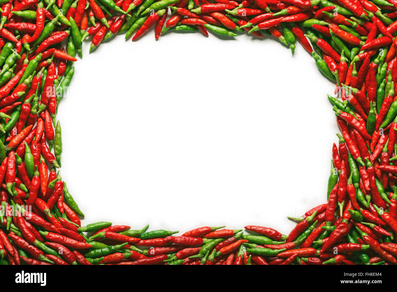 Grüne und rote Paprika mit Leerzeichen in der Mitte. Ihr Text in der Mitte. Stockfoto