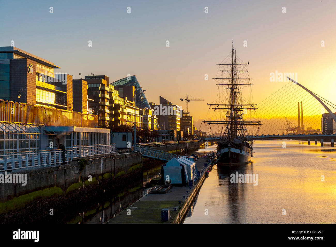 Fluss Liffey und Jeanie Johnston versenden, Custom House Quay, Dublin, Irland Stockfoto