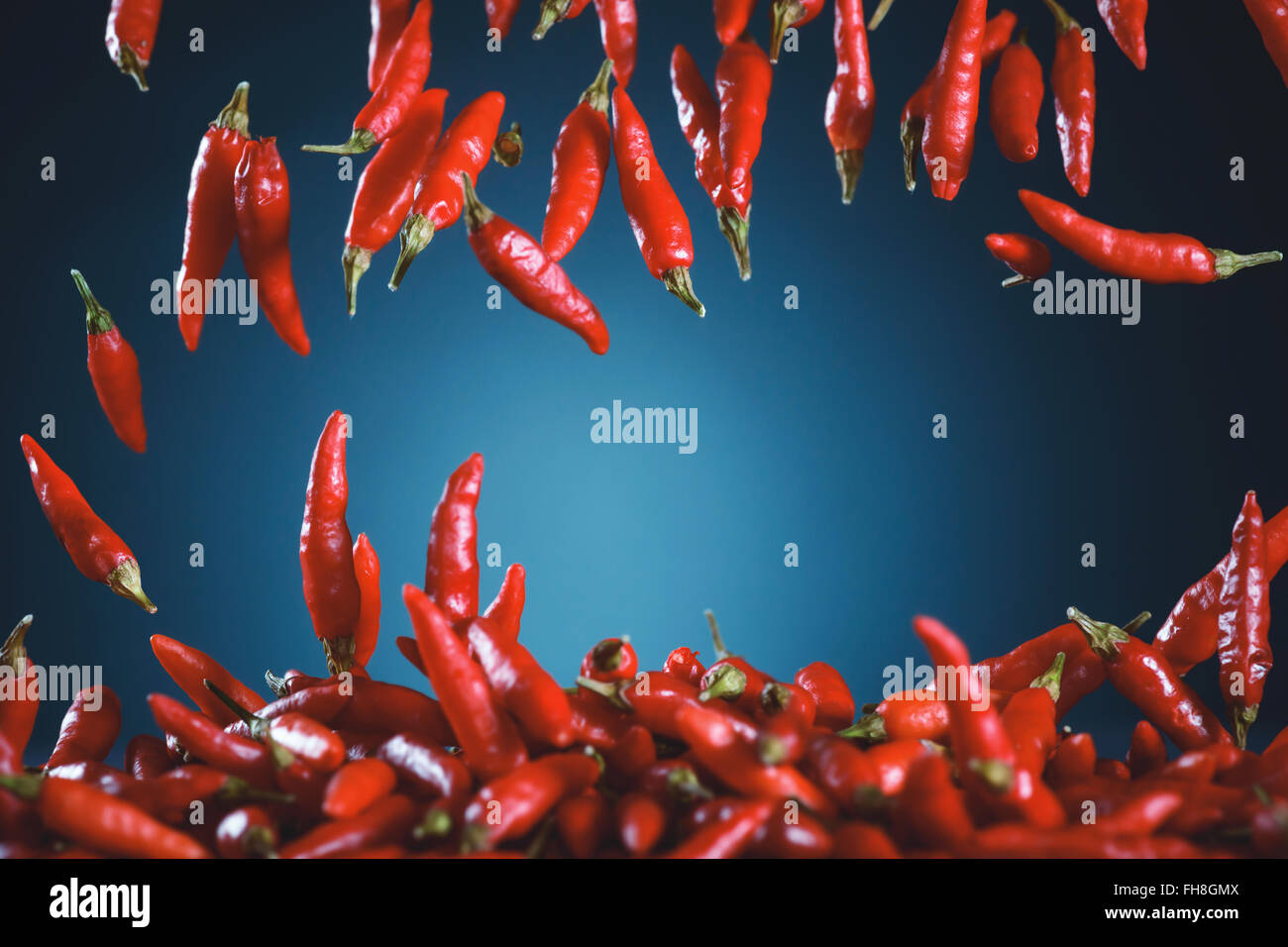 Rote Paprika fallen. Bild mit Tiefenschärfe und Motion blur. Stockfoto
