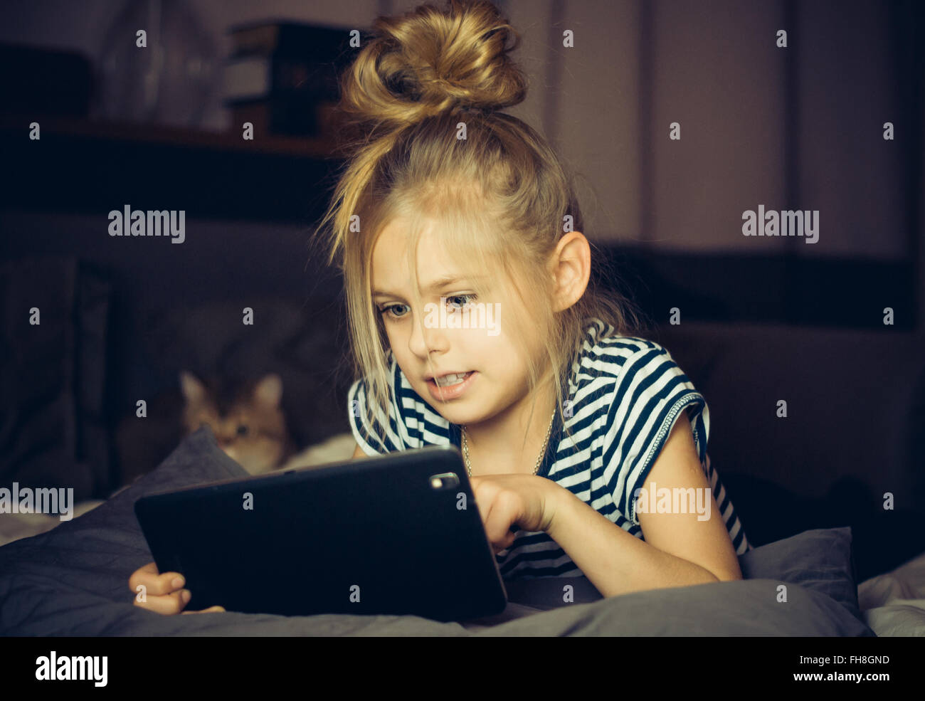 Mädchen sieht verärgert tablet Stockfoto