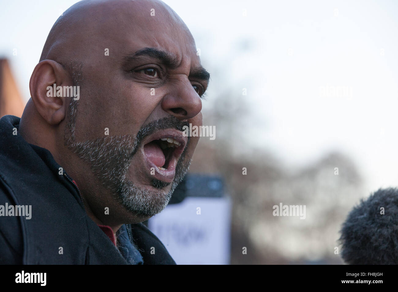 London, UK. 24. Februar 2016. Asad Rehman Freunde der Erde befasst sich mit Klima-Aktivisten und Unterstützer der Heathrow 13 vor Urteilsverkündung am Willesden Magistrates Court. Bildnachweis: Mark Kerrison/Alamy Live-Nachrichten Stockfoto