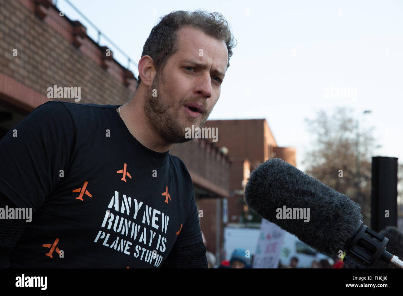 London, UK. 24. Februar 2016. Klima-Aktivisten und Unterstützer der Heathrow 13 vor Urteilsverkündung am Willesden Magistrates Court befasst sich mit Organisator. Bildnachweis: Mark Kerrison/Alamy Live-Nachrichten Stockfoto