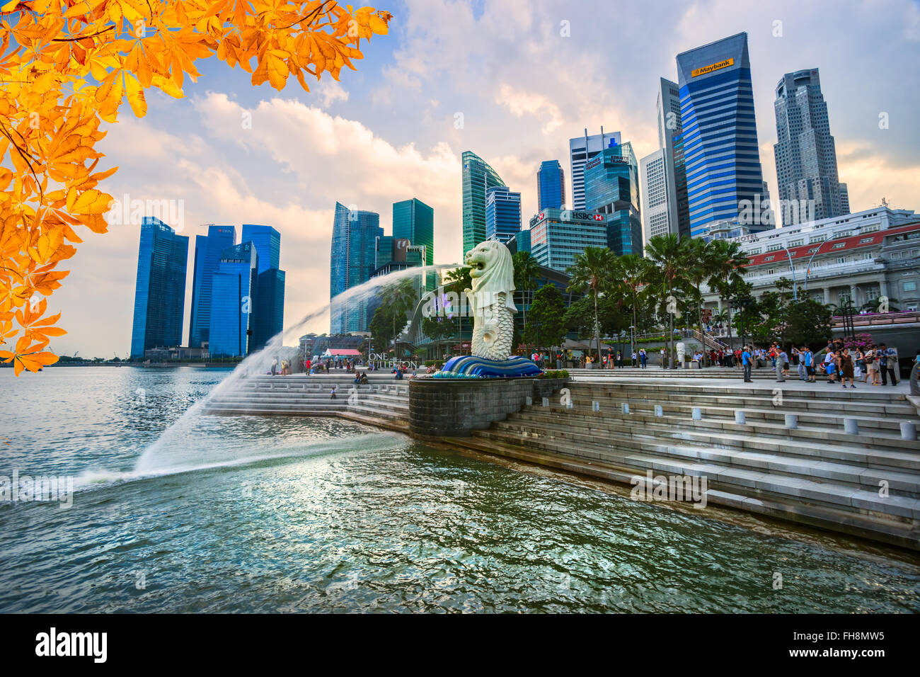 Singapur-März 19: The Merlion und das Marina Bay Sands Resort Hotel, angekündigt als der weltweit teuersten Standalone Casino p Stockfoto