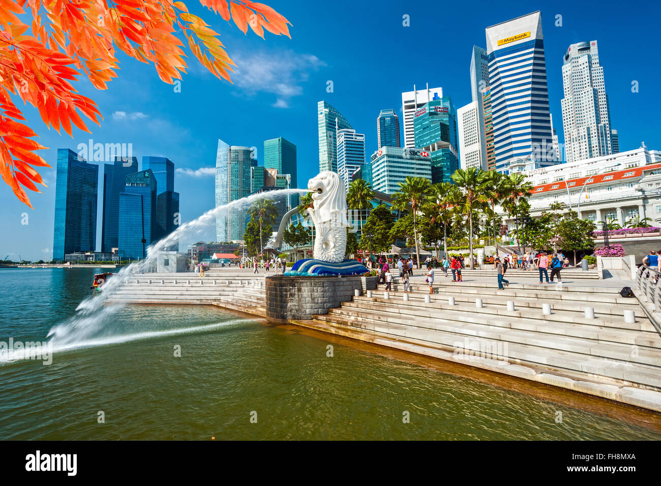 Singapur-März 19: The Merlion und das Marina Bay Sands Resort Hotel, angekündigt als der weltweit teuersten Standalone Casino p Stockfoto
