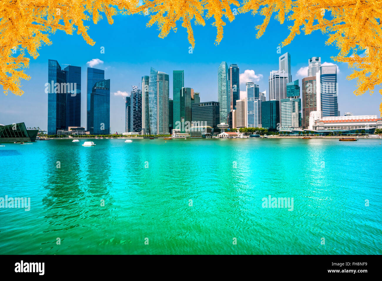Skyline von Singapur im Weitwinkel. Stockfoto