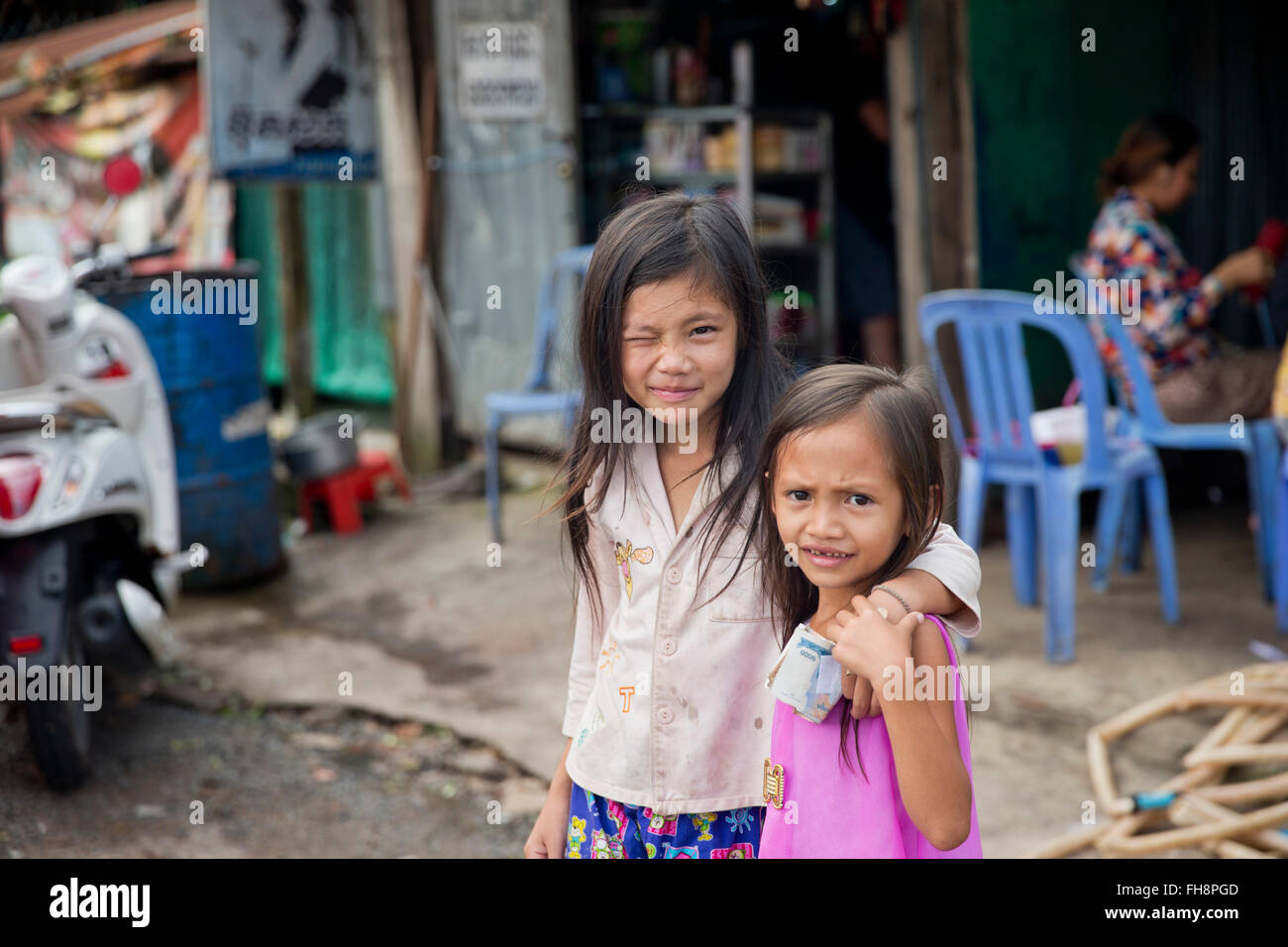 Zwei junge Mädchen vor einem Geschäft in Sihanoukville, Kambodscha Stockfoto