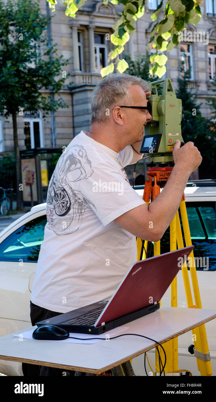 Landvermesser, der Baumaßnahmen mit Leica TCR 307 Theodolite und Laptop-Computer durchführt, Straßburg, Elsass, Frankreich, Europa Stockfoto