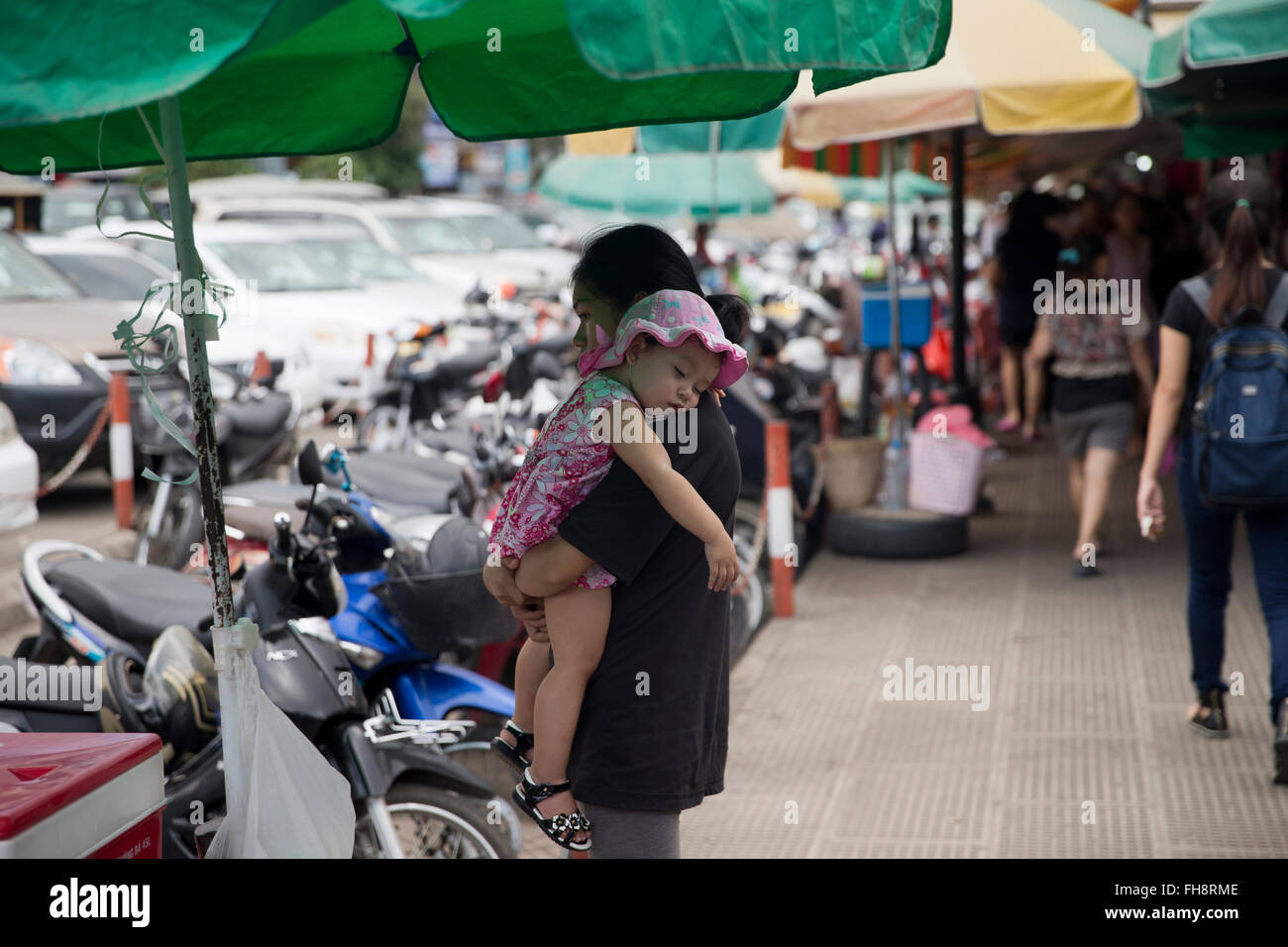 Mutter und Tochter in der Straße in Phnom Penh, Kambodscha Stockfoto
