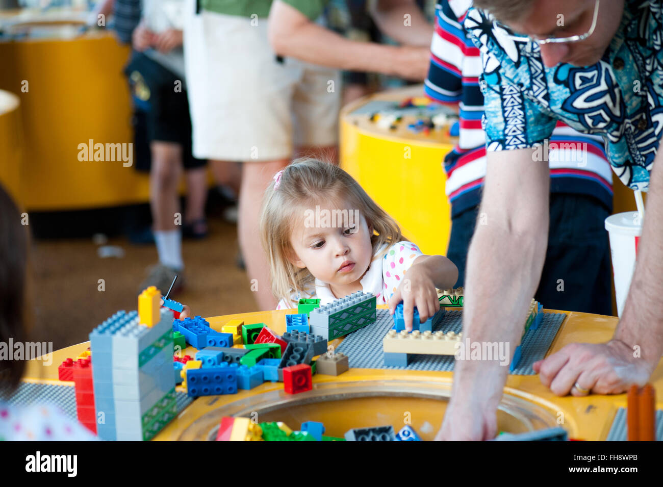 Junge Kinder Spaß spielen mit Spielzeug im Vergnügungspark von DisneyWorld, Orlando Florida FL. Sommersaison Stockfoto