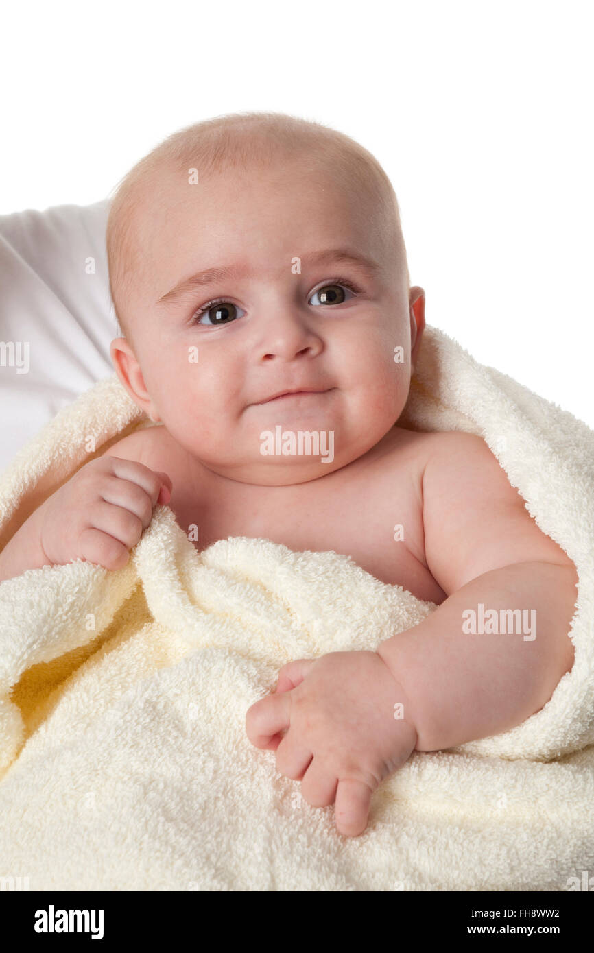 Glückliches Baby Junge eingewickelt in ein Handtuch auf weißem Hintergrund Stockfoto