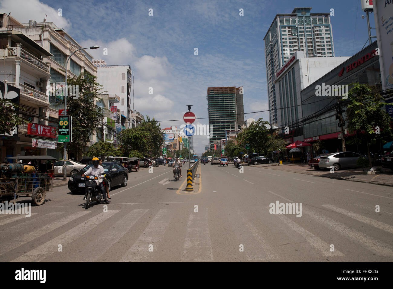 Strasse mit wenig Verkehr in Phnom Penh, Kambodscha Stockfoto