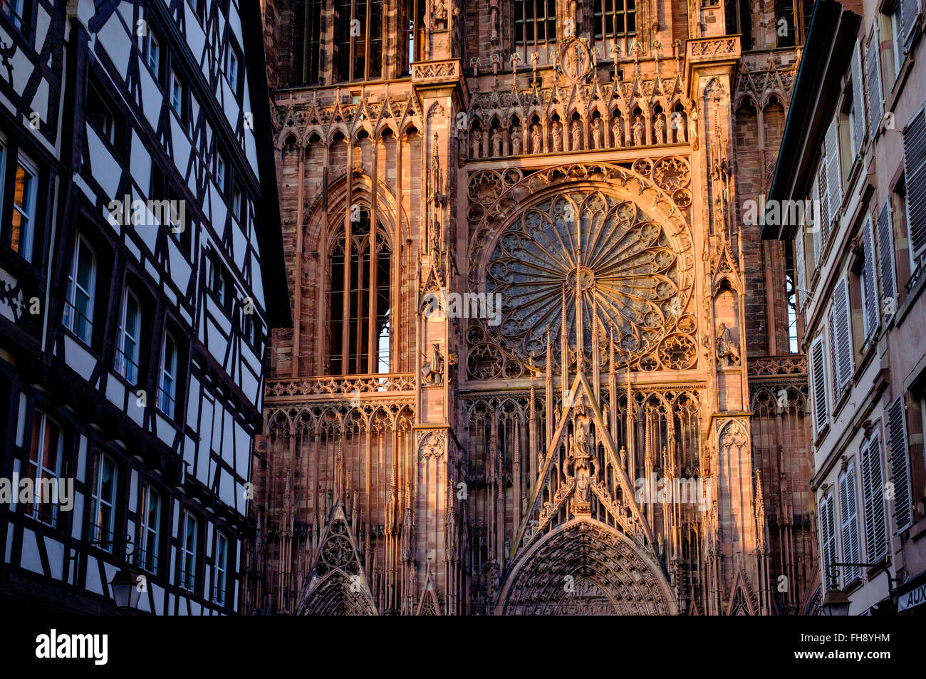 Gotische Kathedrale Notre-Dame aus dem 14. Jahrhundert bei Sonnenuntergang, Straßburg, Elsass, Frankreich, Europa Stockfoto