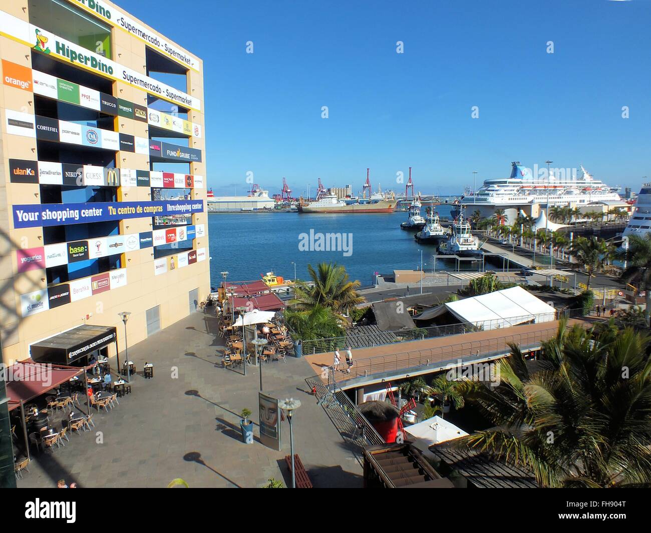 Das moderne Kaufhaus in Puerto De La Cruz in Las Palmas bietet eine breite Palette von waren und zu zahlreichen Restaurants, der einen herrlichen Blick auf den Hafen - Januar 2016 Stockfoto