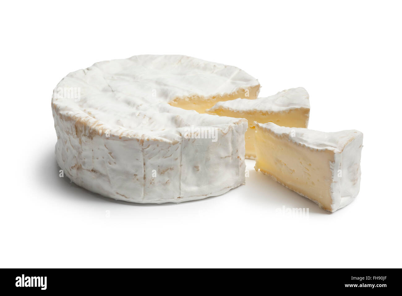 Ganze Camembert Käse und Stücke auf weißem Hintergrund Stockfoto