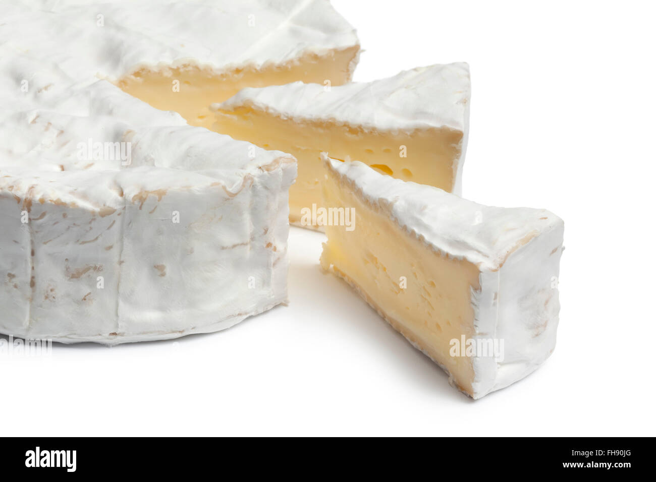 Camembert Käse und Stücke hautnah auf weißem Hintergrund Stockfoto