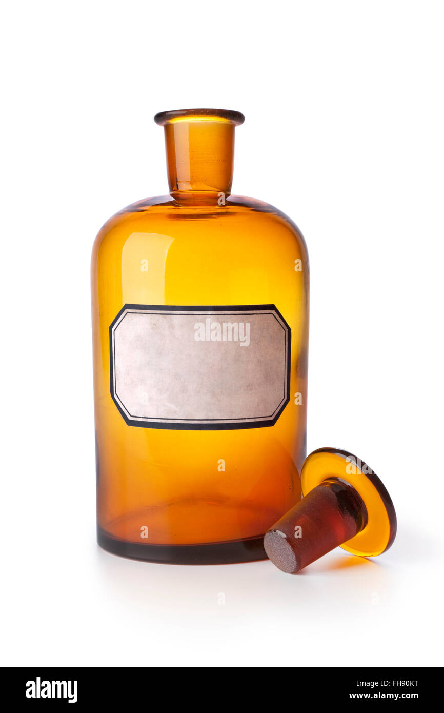 Alte braune Medizin-Flasche mit einem leeren Etikett auf weißem Hintergrund Stockfoto