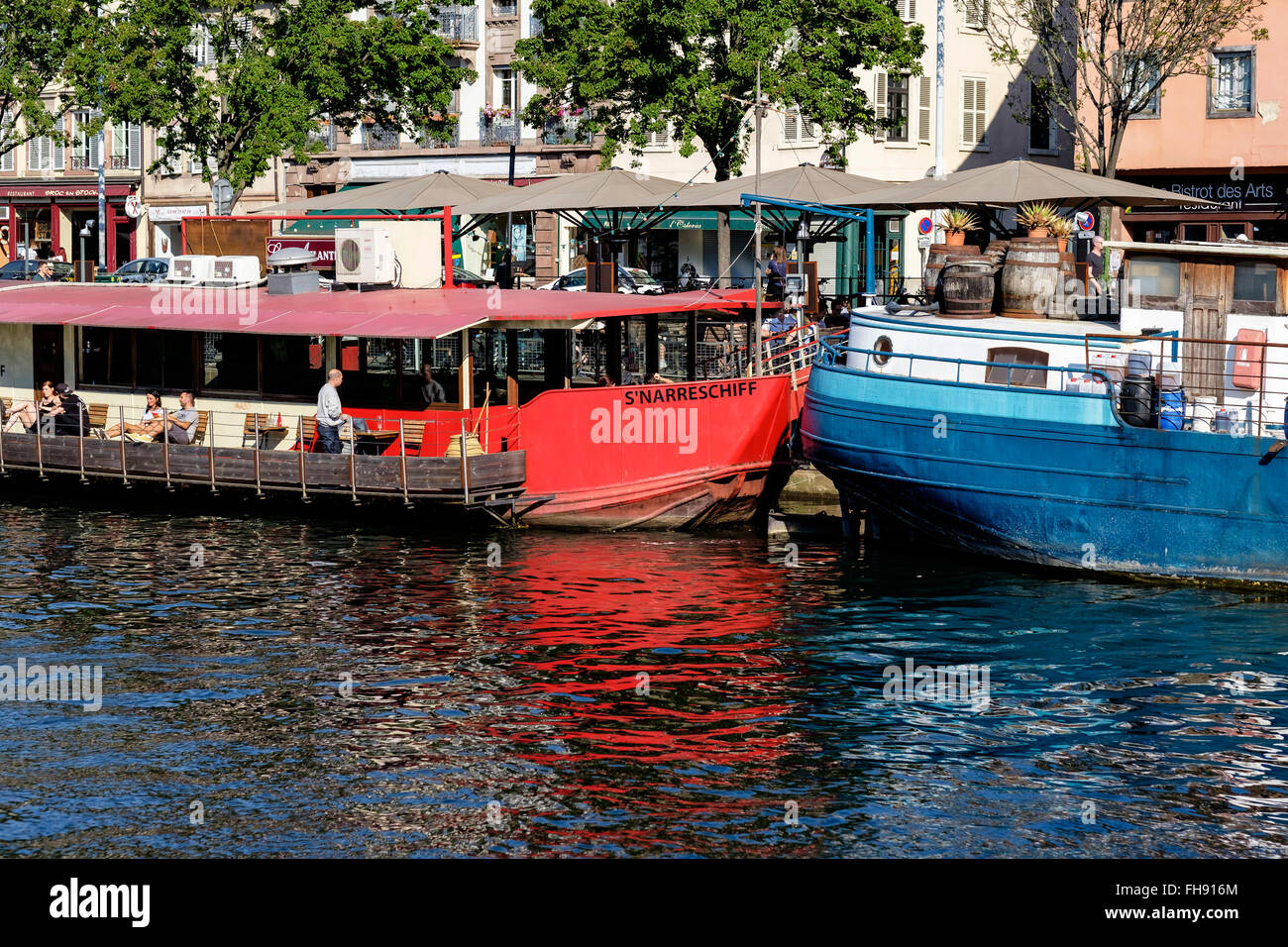 Schwimmende Bar- und Restaurantkähne, die am Fischerhafen „Quai des Pêcheurs“, Straßburg, Elsass, Frankreich, Europa, festgemacht sind Stockfoto