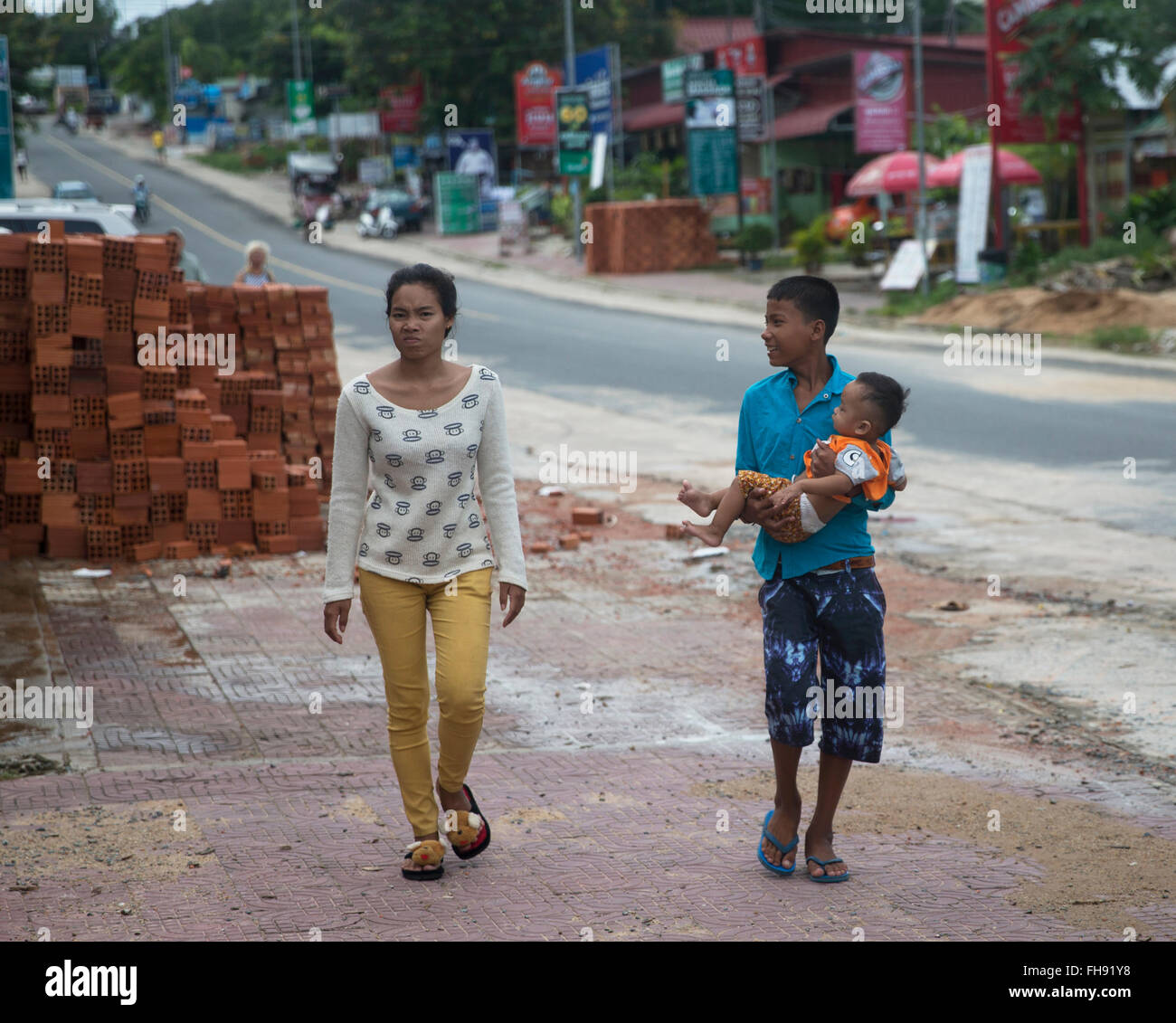 Zwei Frauen und Kindern in der Straße in Sihanoukville, Kambodscha Stockfoto