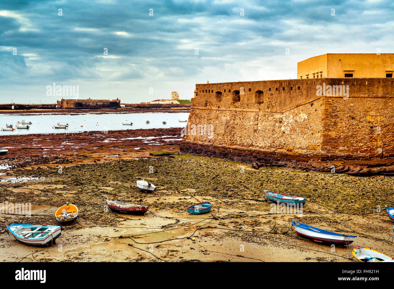 Blick auf La Caleta Strand in Cadiz, mit der Burg von Santa Catalina in der Vordergrund Ameise die Burg von San Sebastian in der bac Stockfoto