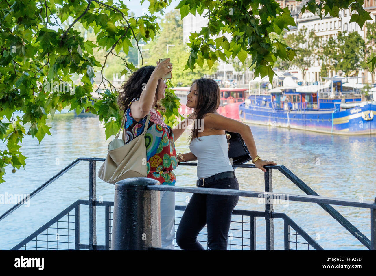 2 Selfie-Frauen, Straßburg, Elsass, Frankreich, Europa Stockfoto