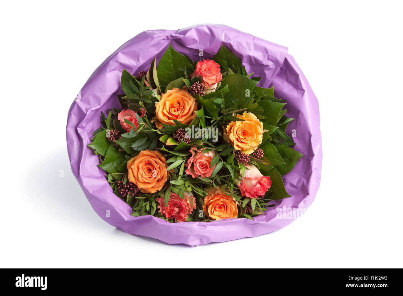 Bouquet von frischen Rosen eingewickelt in Papier auf weißem Hintergrund Stockfoto
