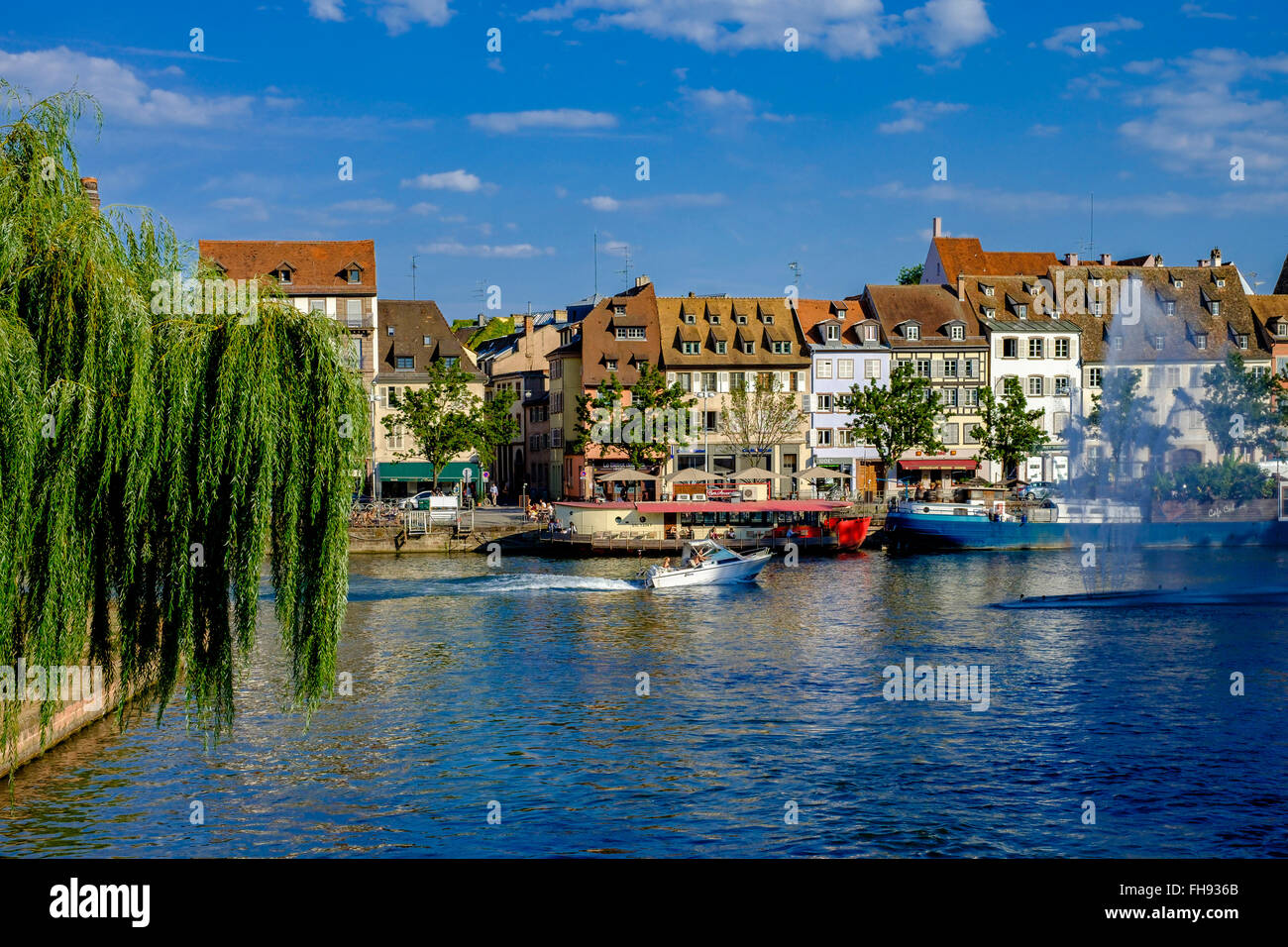 "Die Fischer Quai des Pêcheurs' Kai mit Lastkähne auf Ill und am Wasser Häuser, Straßburg, Elsass, Frankreich, Europa Stockfoto