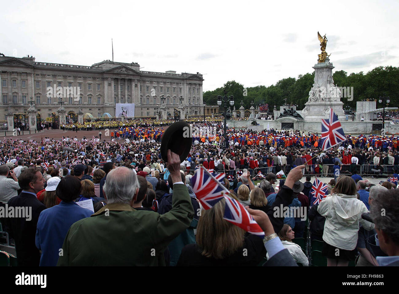 Eine geschätzte Menge von 1 Million gerade Königin Elizabeth II, andere Mitglieder der britischen königlichen Familie begleitet, wie sie in den Palast gehen, nachdem ein besonderes Schauspiel markieren ihr goldenes Jubiläum fand Platz außerhalb der Buckingham Palace. Feierlichkeiten fanden statt im Vereinigten Königreich mit dem Herzstück einer Parade und Feuerwerk am Buckingham Palace, London Wohnsitz der Königin. Queen Elizabeth bestieg den britischen Thron 1952 nach dem Tod ihres Vaters, König George VI. Stockfoto