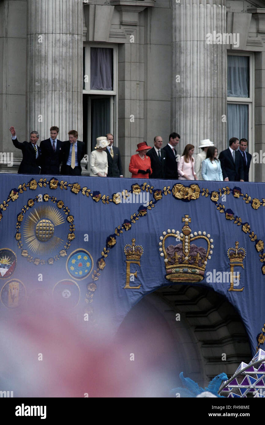 Königin Elizabeth II, begleitet andere Mitglieder der britischen Königsfamilie auf dem Balkon 