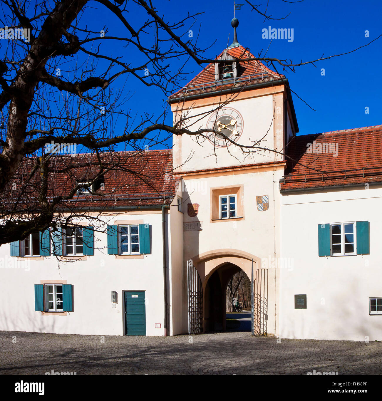 Eingangsportal mit Turm und Uhr Blutemburg Burg in München-West, im XIV. Jahrhundert erbaut Stockfoto