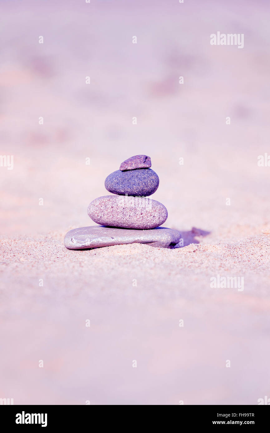 Vintage getönten Steinpyramide am Strand, geringe Schärfentiefe. Stockfoto