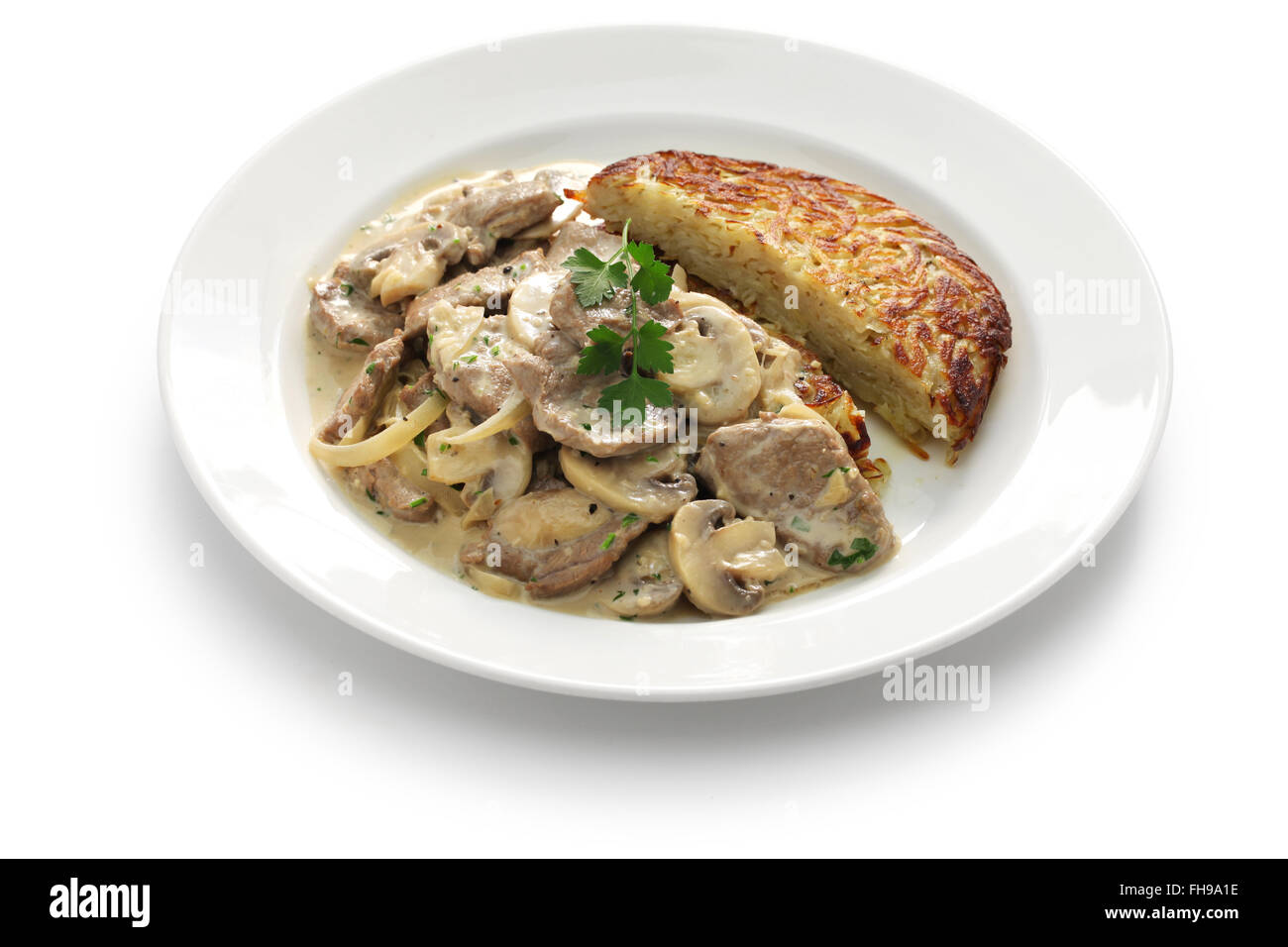 Zürich-Stil Kalbsragout und Rösti Kartoffel, Schweizer Küche Stockfoto