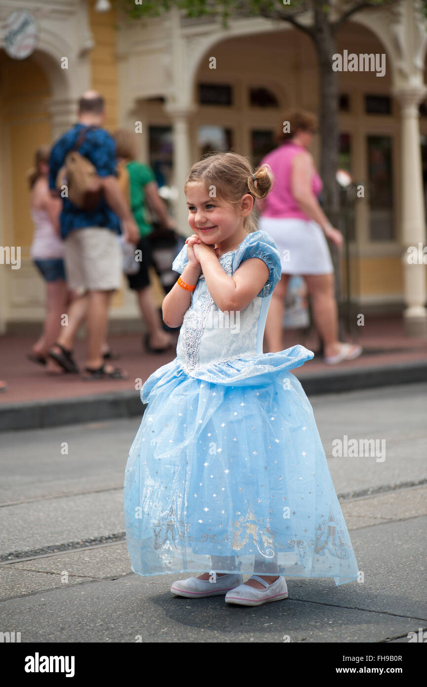 Junges Kind hat Spaß im Vergnügungspark von Disney World in Florida uns zu Beginn des Sommers allein spielen. Stockfoto