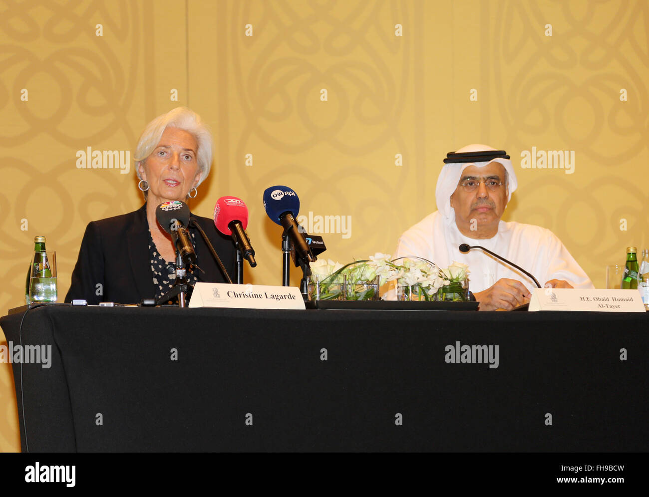 Dubai, Vereinigte Arabische Emirate. 24. Februar 2014. Christine Lagarde (L), der geschäftsführende Direktor des Internationalen Währungsfonds (IWF), spricht auf einer gemeinsamen Pressekonferenz mit der Vereinigten Arabischen Emirate (VAE) Staatsminister für finanzielle Angelegenheiten Obaid Humaid Al-Tayer in Dubai, VAE, 24. Februar 2014. Lagarde forderte am Mittwoch die arabischen Golf heißt es, eine einheitliche Steuerregelung erlassen, um die Verluste aus den Abwurf Öleinnahmen zu mildern. © Li-Zhen/Xinhua/Alamy Live-Nachrichten Stockfoto