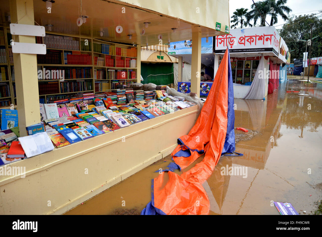 Dhaka, Bangladesch. 24. Februar 2016. Ekushey Buch Messegelände wurde aufgeweichten folgende Hagelunwetter in der Hauptstadt von Bangladesch.  Mehr als 30 Menschen verletzt sind für schwere Hagelunwetter in Dhaka, Bangladesh. Bildnachweis: Mamunur Rashid/Alamy Live-Nachrichten Stockfoto