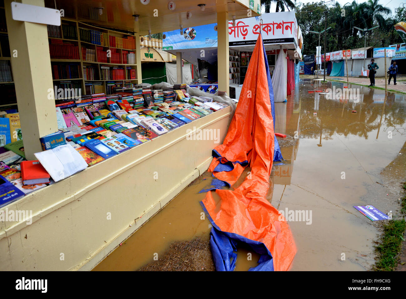 Dhaka, Bangladesch. 24. Februar 2016. Ekushey Buch Messegelände wurde aufgeweichten folgende Hagelunwetter in der Hauptstadt von Bangladesch.  Mehr als 30 Menschen verletzt sind für schwere Hagelunwetter in Dhaka, Bangladesh. Bildnachweis: Mamunur Rashid/Alamy Live-Nachrichten Stockfoto