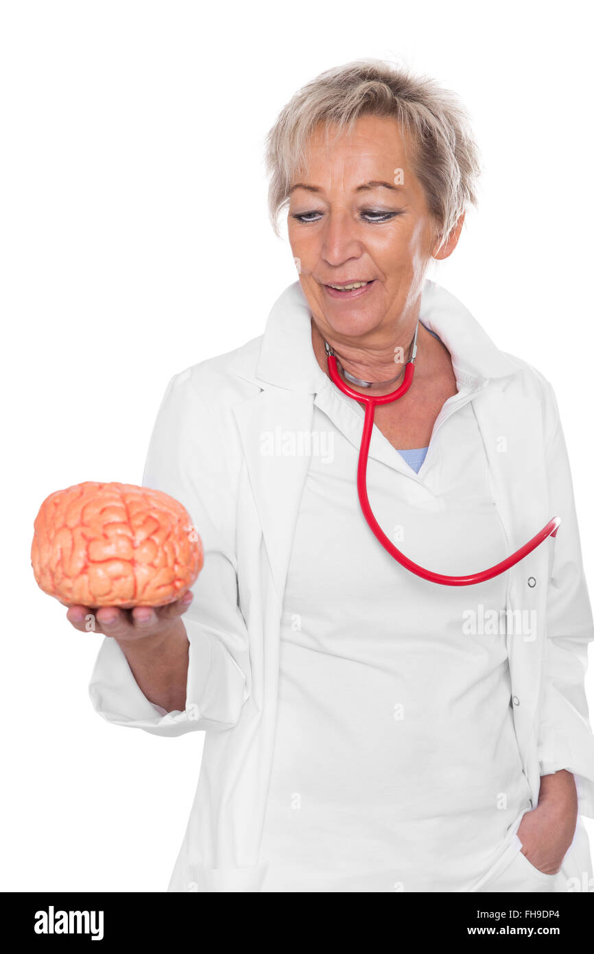 Ärztin hält eine plastische Gehirn isoliert vor weiß Stockfoto