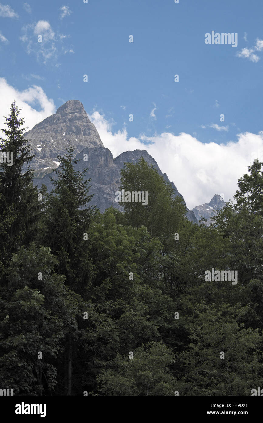 Sonnenspitze von Ehrwald aus gesehen, österreichische Alpen, Österreich. Stockfoto