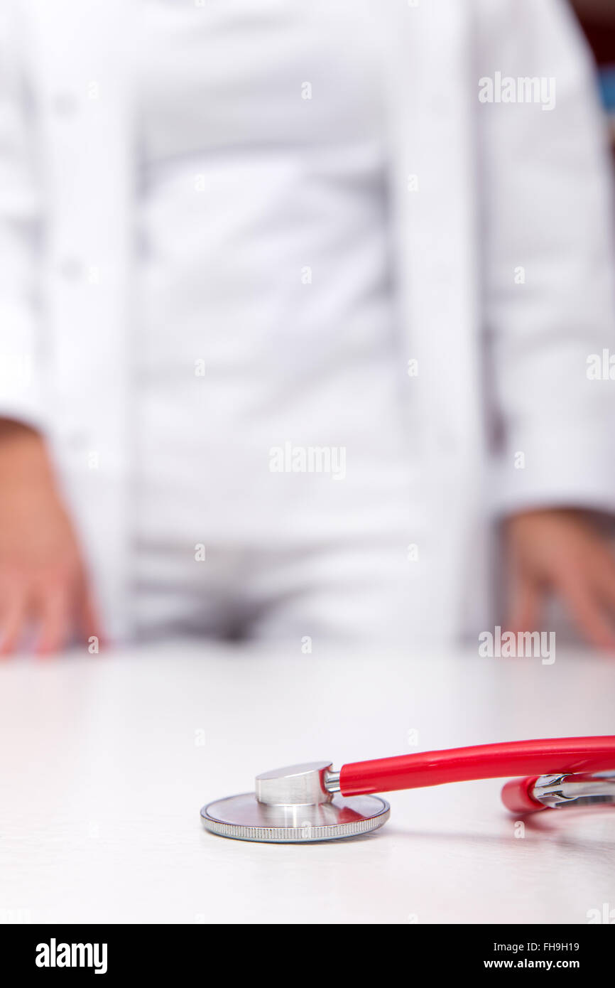 Nahaufnahme eines weiblichen Arzt Stethoskop auf einem Tisch Stockfoto